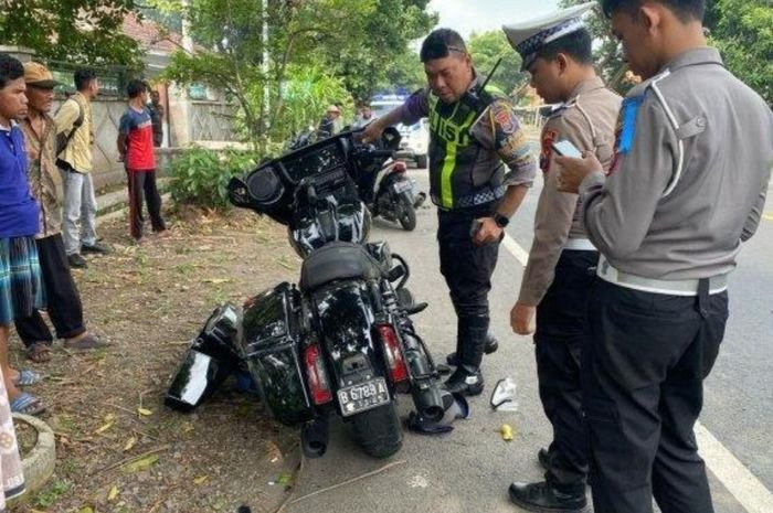 Innalillahi, Moge Hitam Dikerubungi Polisi Usai Bendahara DPP Demokrat Tewas Kecelakaan di Situbondo